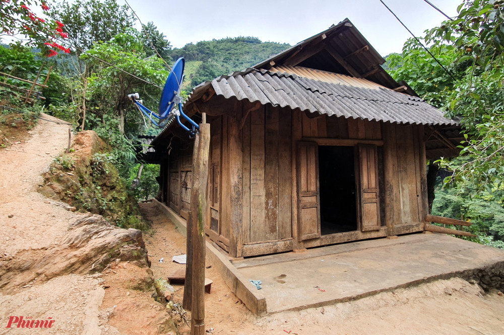 Ngôi nhà nhỏ nằm chênh vênh trên đỉnh núi của vợ chồng anh Bình