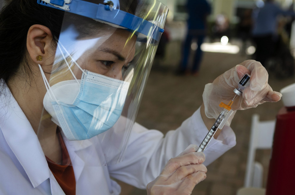 Một nhân viên y tế đang chuẩn bị mũi tiêm vắc-xin ngừa COVID-19 của hãng Pfizer tại một nhà dưỡng lão ở Miami - Ảnh: Eva Marie Uzcategui / Bloomberg via Getty Images