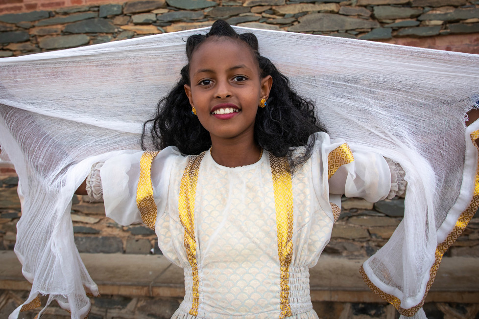 Một cô gái Eritrea – một  quốc gia Đông Phi có thủ đô là Asmara - với kiểu tóc truyền thống của dân tộc mình - Ảnh: Corbis/Getty Images