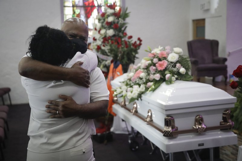 Các nhà tang lễ ở California quá tải vì số người chết tăng cao đột biến.