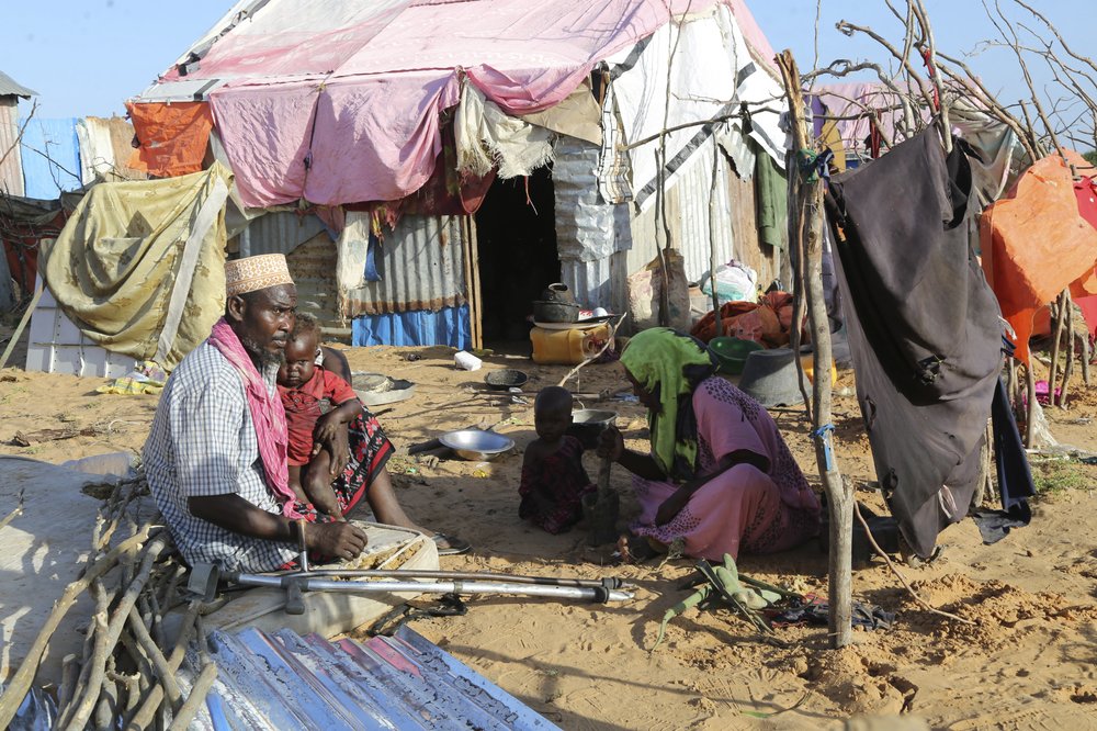 Ông Hassan Mohamed Yusuf, 45 tuổi, cho rằng, đây chỉ là một loại cúm mùa thông thường nên không có gì phải lo ngại - Ảnh: Farah Abdi Warsameh/AP