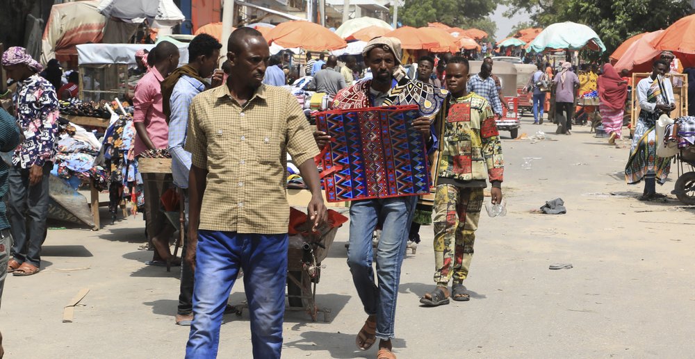 Người dân Somalia tự do đi lại trên đường phố mà không hề đeo khẩu trang - Ảnh: Farah Abdi Warsameh/AP