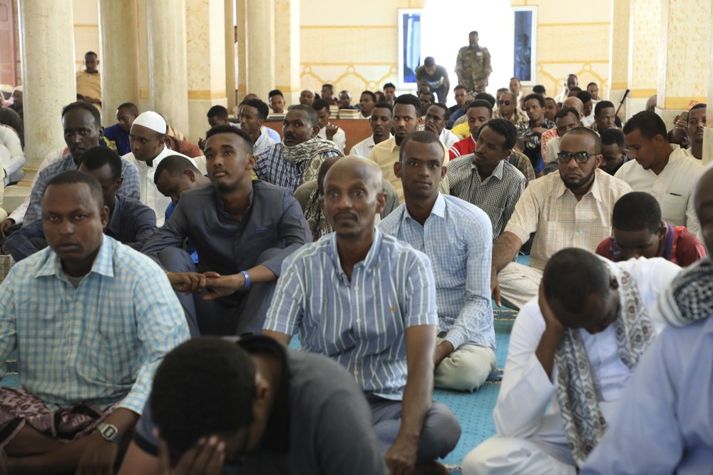 Người dân đi lễ nhà thờ, tụ tập đông người mà không áp dụng bất kỳ phương pháp phòng chống dịch nào - Ảnh: Farah Abdi Warsameh/AP