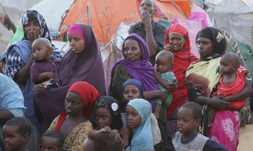 Mặc cho đại dịch COVID-19 hoành hành khắp nơi, người dân ở Somalia vẫn tỏ ra thờ ơ với dịch bệnh - Ảnh: Farah Abdi Warsameh/AP
