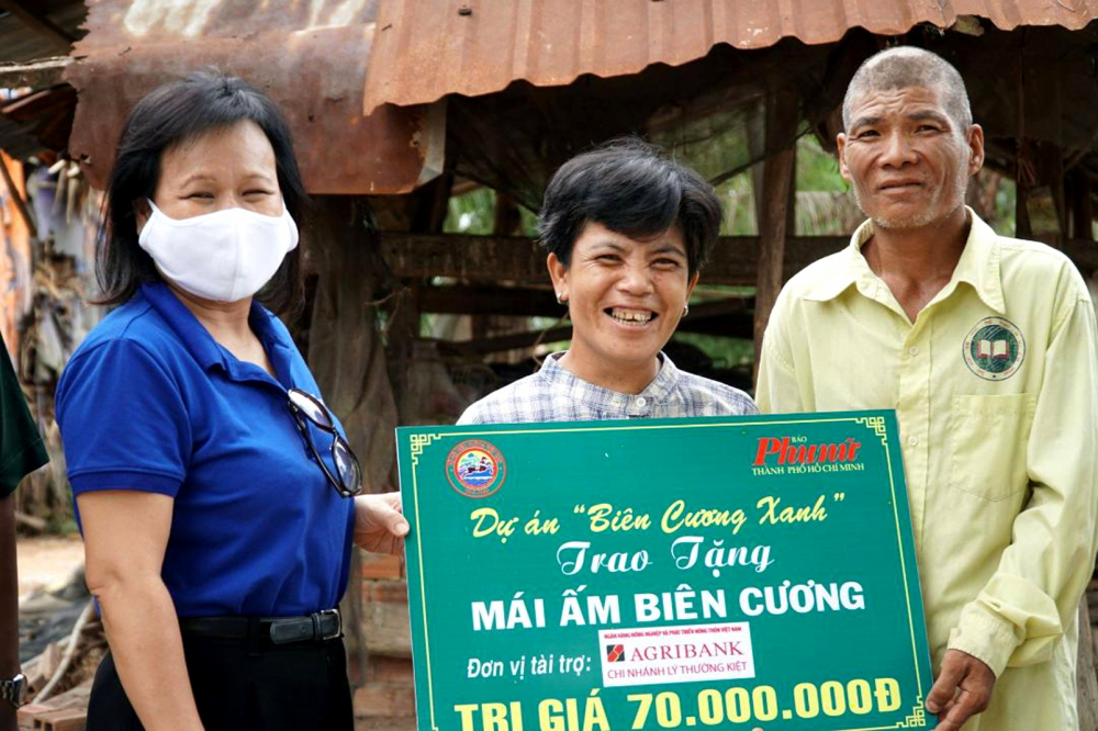 Báo Phụ nữ TP.HCM trao bảng tượng trưng xây dựng Mái ấm biên cương cho hộ phụ nữ khó khăn ở biên giới Tây Ninh - Ảnh: Tam Nguyên