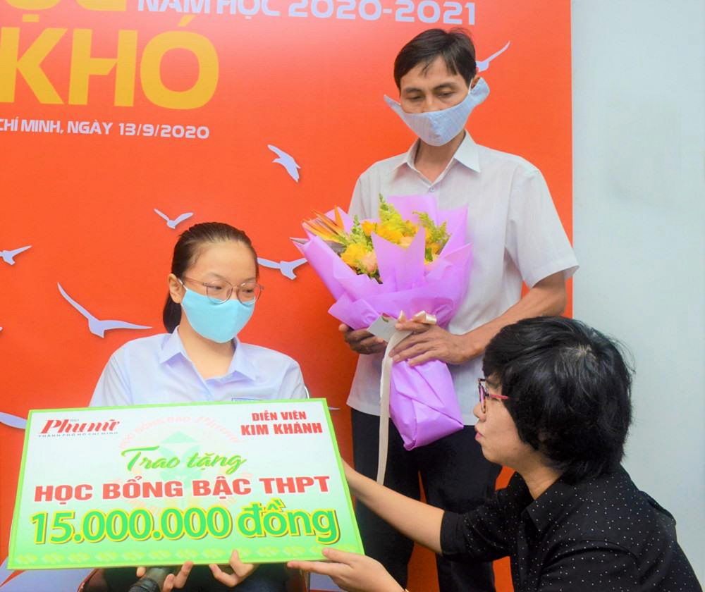 Em Phạm Bảo Phi nhận học bổng Nữ sinh hiếu học, vượt khó báo Phụ nữ TP.HCM - Ảnh: Phùng Huy
