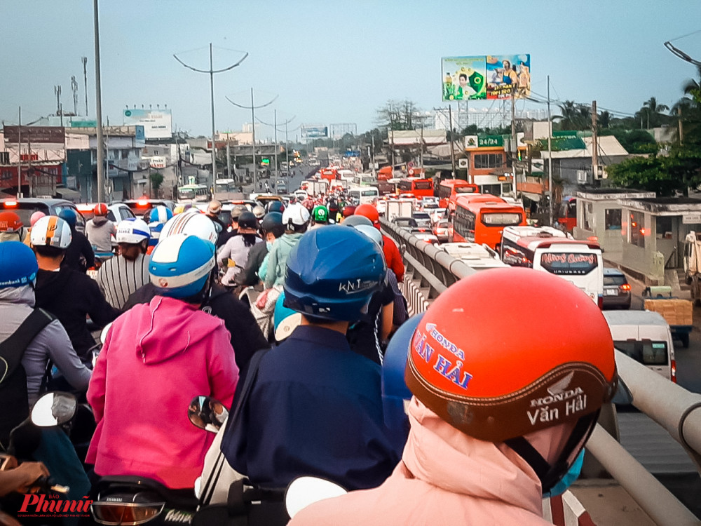 Kẹt xe kéo dài và nghiêm trọng từ cầu vượt Nguyễn Văn Linh, hướng về TPHCM