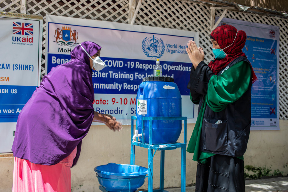 Thực hành các biện pháp phòng chống dịch và tiêm vắc-xin là những giải pháp hiệu quả giúp Somalia kiểm soát được đại dịch COVID-19 - Ảnh: WHO
