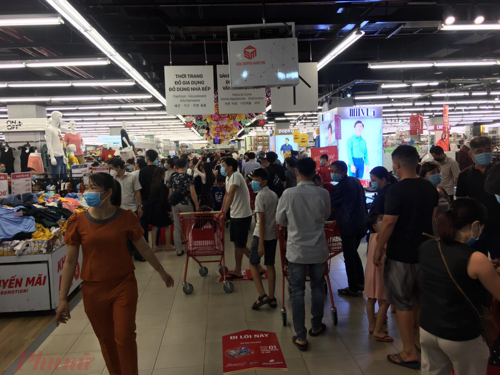 Lượng khách đổ về siêu thị LOTTE Mart Nguyễn Văn Lượng, Q.Gò Vấp đông nghịt