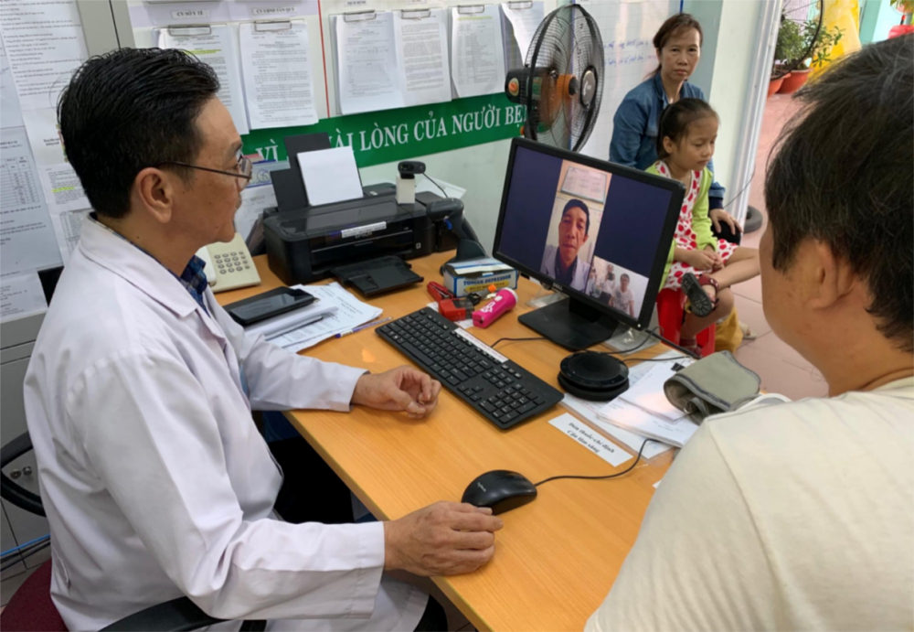 Nhờ ứng dụng “Teleconsultation”, bác sĩ Trạm Y tế phường Tân Quý có thể trao đổi và xin ý kiến chuyên môn của bác sĩ chuyên khoa của BV Trưng Vương - Ảnh: Sở Y tế TPHCM