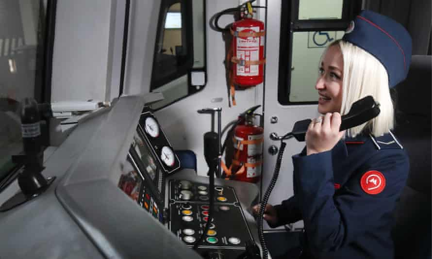Tàu điện ngầm Moscow lần đầu tiên có phụ nữ lái tàu - Ảnh: Guardian