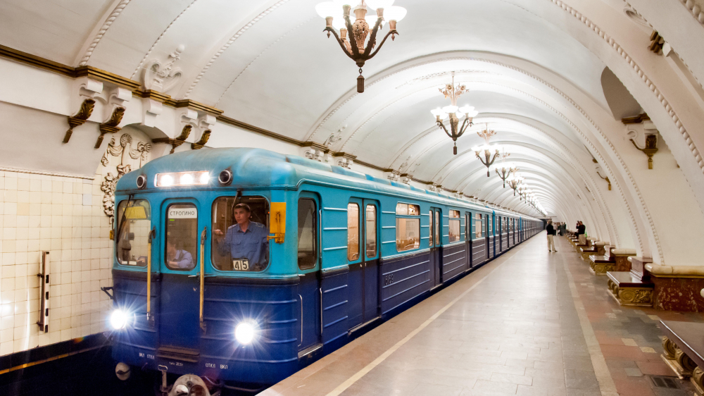 Moscow metro được đánh giá là một trong các hệ thống giao thông công cộng đẹp nhất thế giới, mỗi nhà ga như một bảo tàng ngầm dưới đất. Ga Arbatskaya - Ảnh: Culture Trip