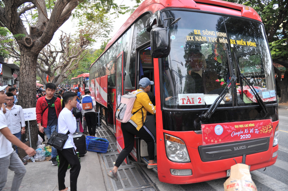 Sinh viên Trường ĐH Lạc Hồng được hỗ trợ vé xe, vé máy bay về tết