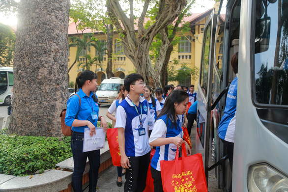 Sinh viên Trường ĐH Sài Gòn còn được mang theo lỉnh kỉnh quà bánh về quê cho gia đình