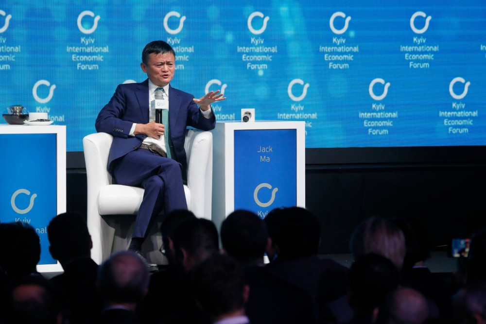 Ông Jack Ma trò chuyện tại Diễn đàn Kinh tế Quốc tế ở Kyiv, Ukraine vào năm 2019