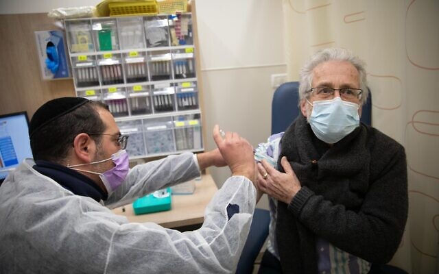 Một người đàn ông được tiêm vắc-xin COVID-19 của Pfizer tại Jerusalem, Israel hôm 30/12/2020