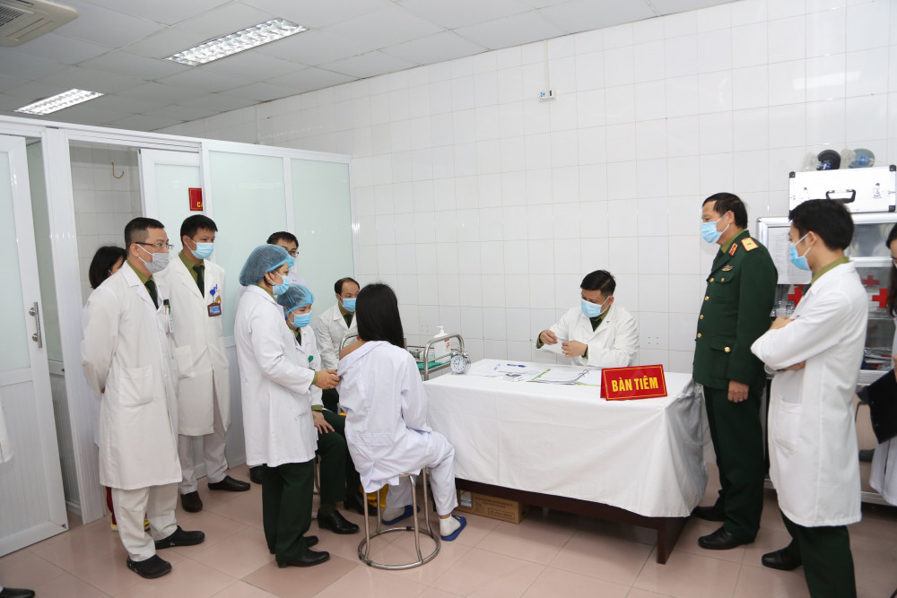 Người tình nguyện tiêm vắc-xin tại Việt Nam