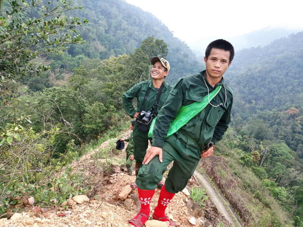 Anh Lương Văn Kính (đội mũ) trong một chuyến đi rừng cùng nhóm “Bảo tồn cộng đồng” của Vườn Quốc gia Pù Mát