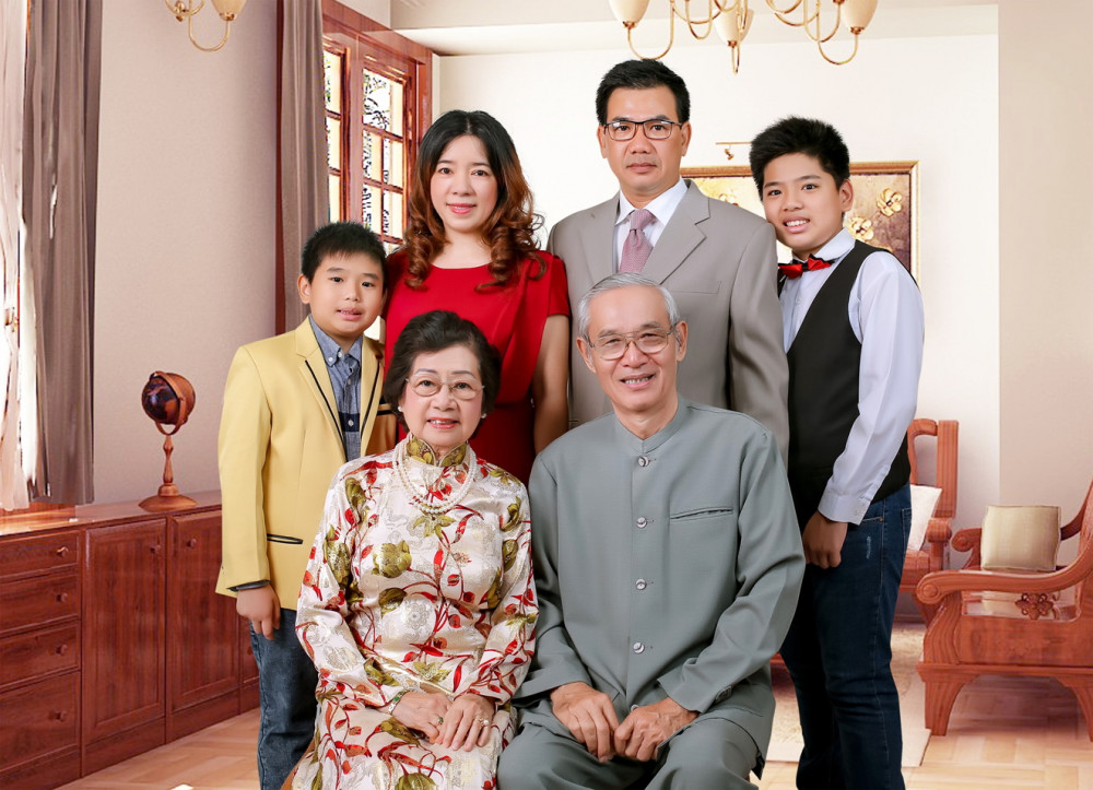 Vợ chồng tiến sĩ Nguyễn Nhã và gia đình người con nuôi
