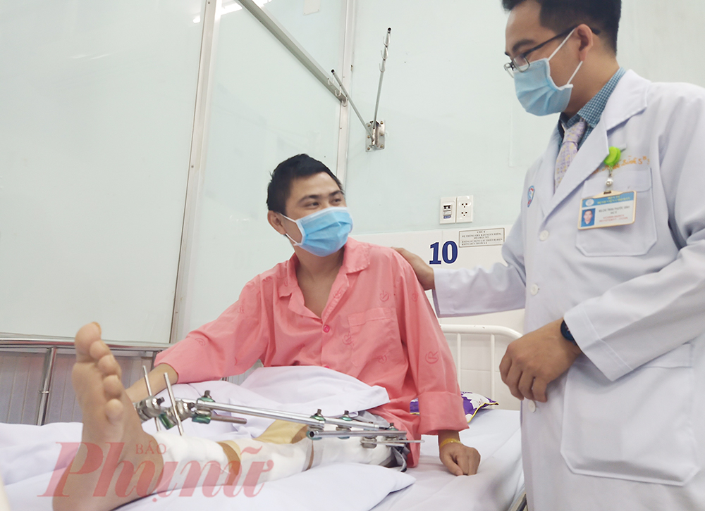 Bác sĩ CKI Trần Phước Bình - khoa Chấn thương Chỉnh hình, Bệnh viện Chợ Rẫy hướng dẫn anh K. cách vận động