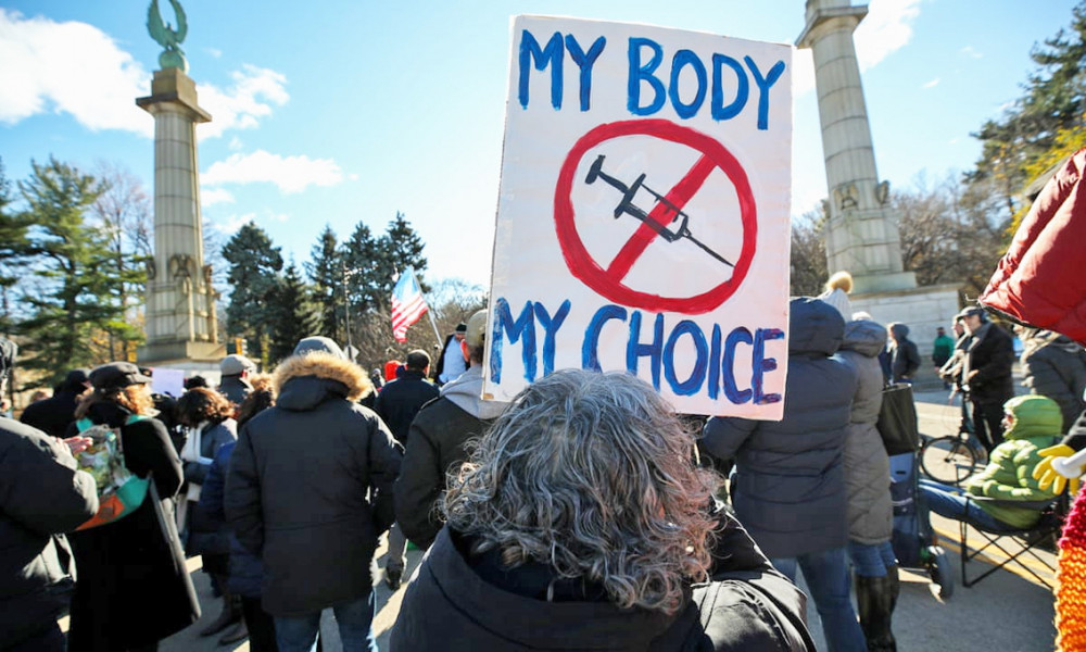 Đám đông biểu tình tại New York phản đối việc tiêm vắc-xin COVID-19 vào tháng 12/2020 - Ảnh: Getty Images
