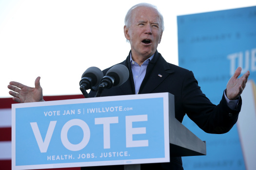 Tổng thống đắc cử Joe Biden phát biểu một cuộc vận động tranh cử với các ứng cử viên Đảng Dân chủ cho Thượng viện Hoa Kỳ Jon Ossoff và Linh mục Raphael Warnock  tại bàng Georgia.