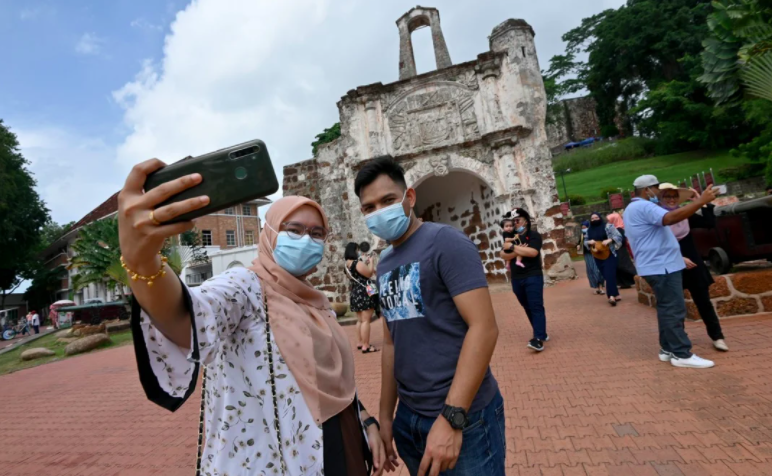 Mọi người chụp ảnh selfie tại một điểm du lịch ở Malacca, Malaysia, vào tháng 12 năm 2020. Ảnh: Xinhua