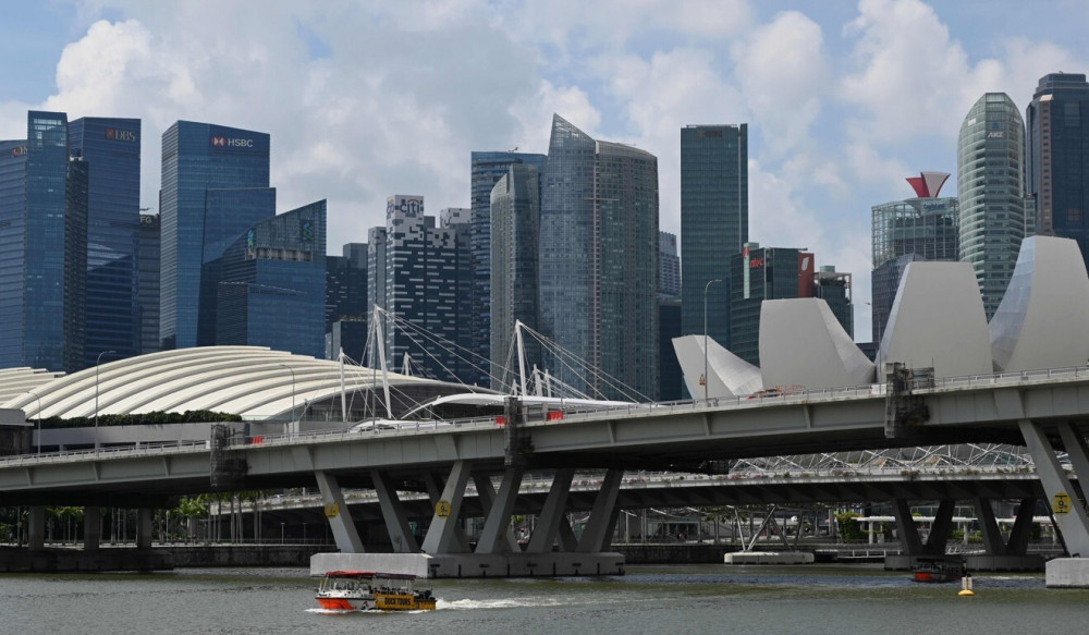 Du khách đi xe tham quan dọc Vịnh Marina của Singapore. Ảnh: AFP