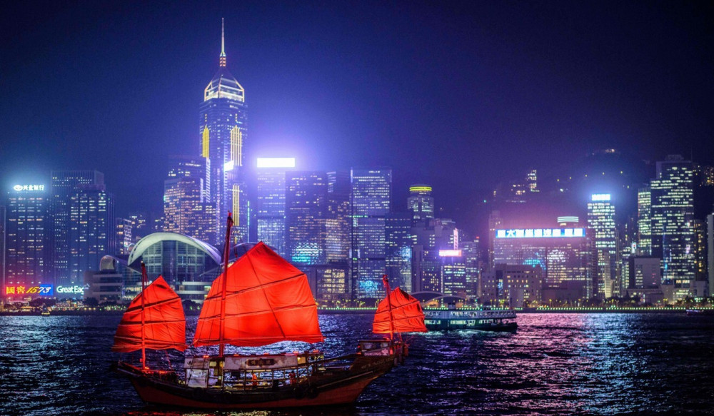 Một chiếc thuyền du lịch căng buồm ở Cảng Victoria của Hồng Kông.  Ảnh: AFP