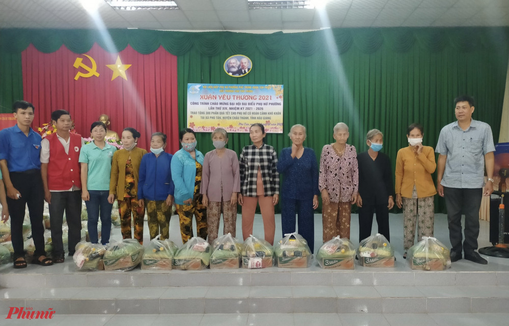 Hội LHPN phường Phú Trung, quận Tân Phú cùng với tiểu thương chợ Phú Trung tặng quà cho phụ nữ có hoàn cảnh khó khăn 