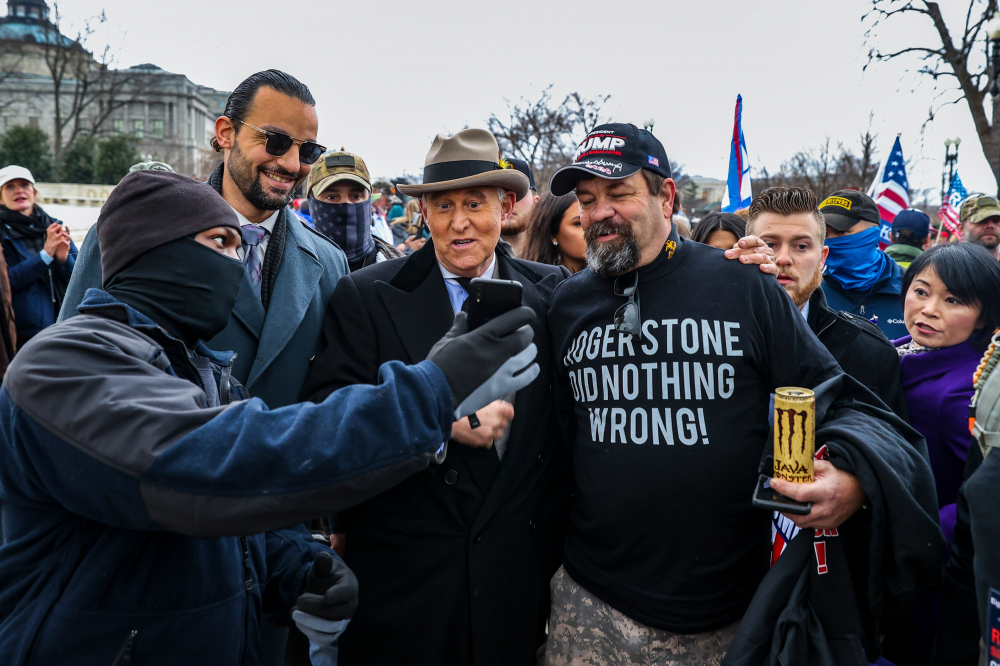 Roger Stone - cựu cố vấn của Tổng thống Donald Trump (nón xám) - chào những người ủng hộ sau khi phát biểu trước Tòa án Tối cao vào ngày 5/1