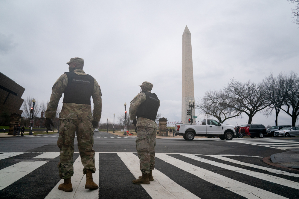 Các thành viên của Lực lượng Vệ binh Quốc gia tại New York phong tỏa một con đường gần Nhà Trắng
