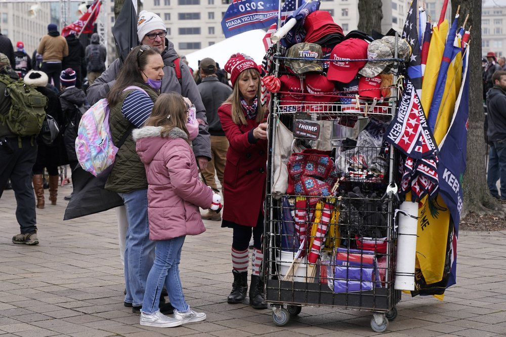 Người bán hàng chào mời nón, cờ và vật dụng cho cuộc biểu tình tại Washington