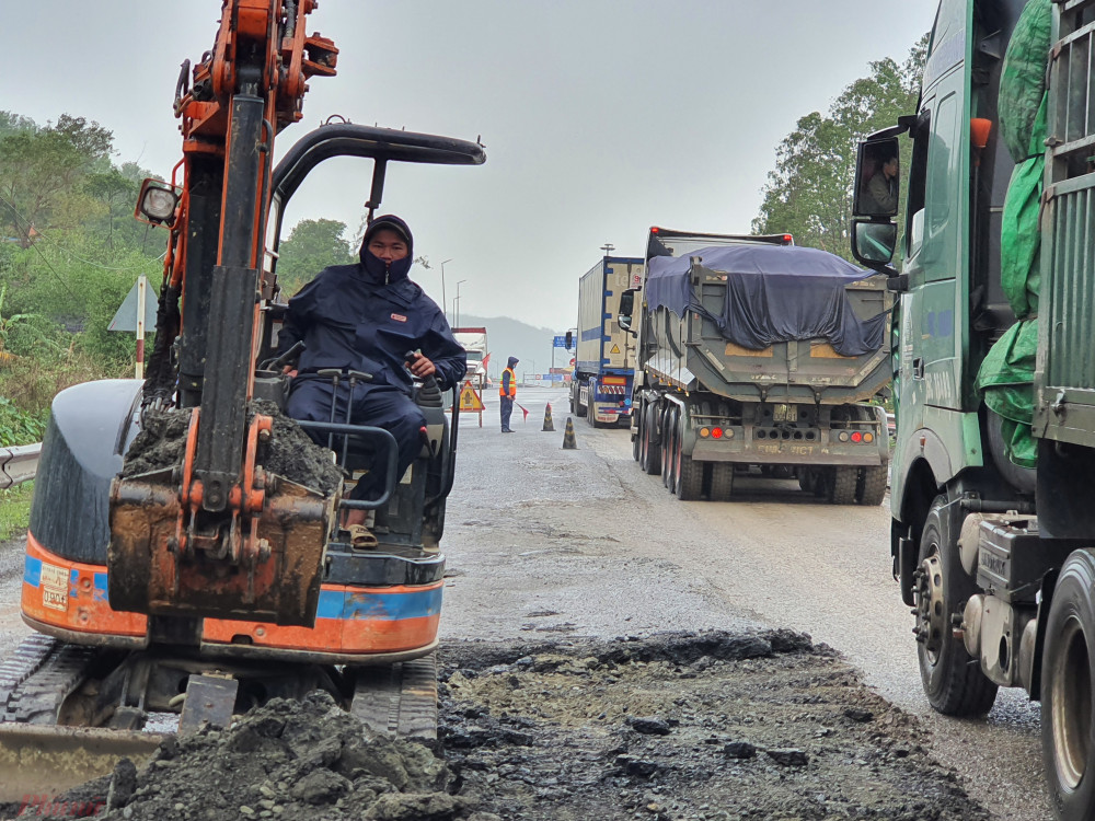 Từ ngày 5/1, Cục Quản lý đường bộ 3 mới bắt đầu triển khai sửa chữa tuyến đường, lưu thông bên cạnh là những chiếc xe 'hổ vồ' tải trọng nặng chở cát từ Quảng Nam ra Huế