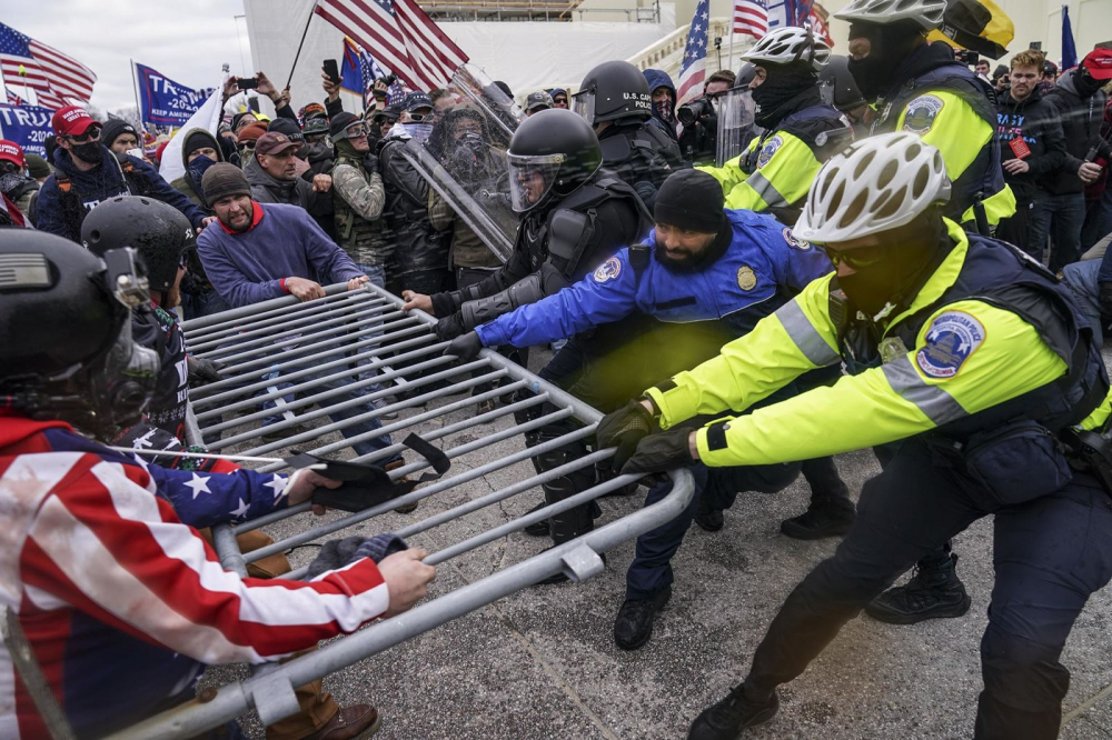 Những người ủng hộ ông Trump cố gắng vượt qua hàng rào cảnh sát