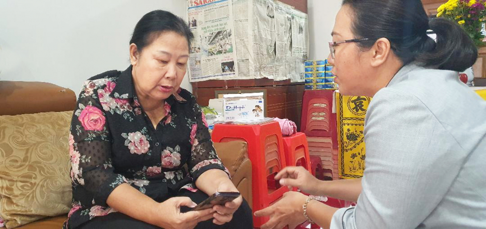 Dì Nguyễn Thị Lang và Hội LHPN Q.Phú Nhuận trao đổi công tác chăm lo tết cho nữ lao động nhập cư