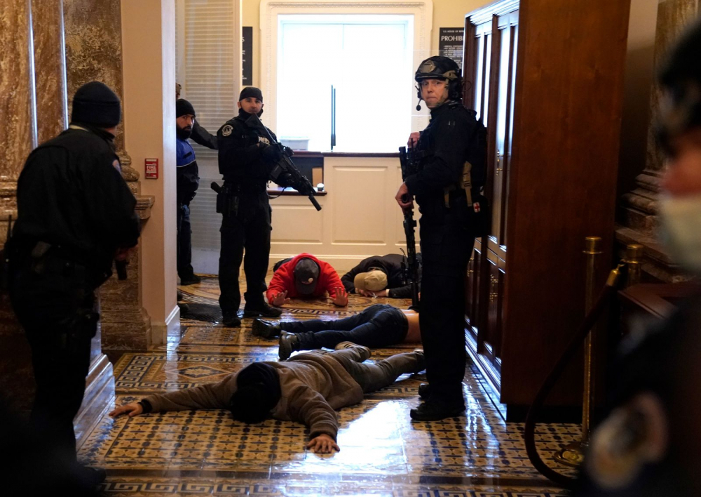 Cảnh sát Capitol bắt giữ những kẻ bạo loạn bên ngoài phòng họp của Hạ viện
