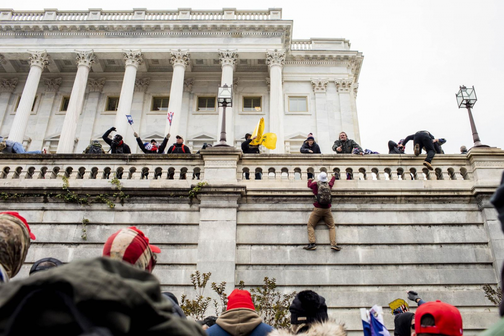 Một số người biểu tình leo lên bên ngoài Điện Capitol
