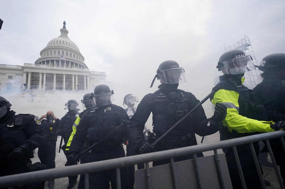 Cảnh sát chống bạo động sử dụng hơi cay để giải tán đám đông quanh Điện Capitol