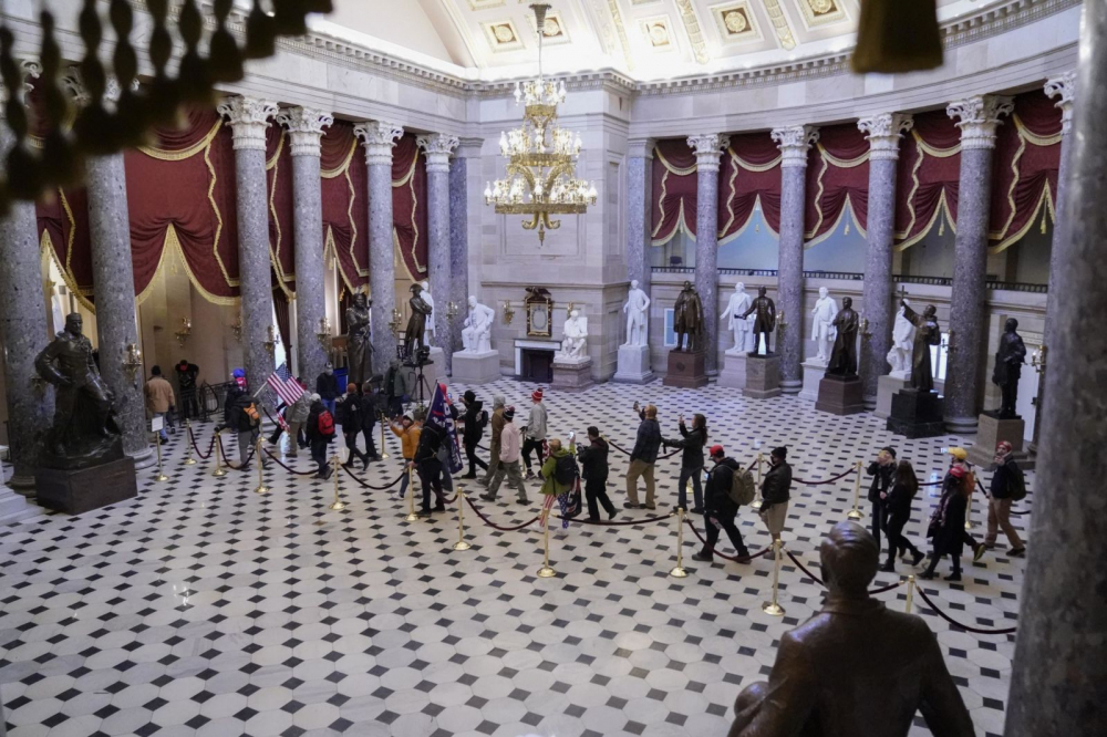 Những người biểu tình đi qua Sảnh Tượng của Điện Capitol