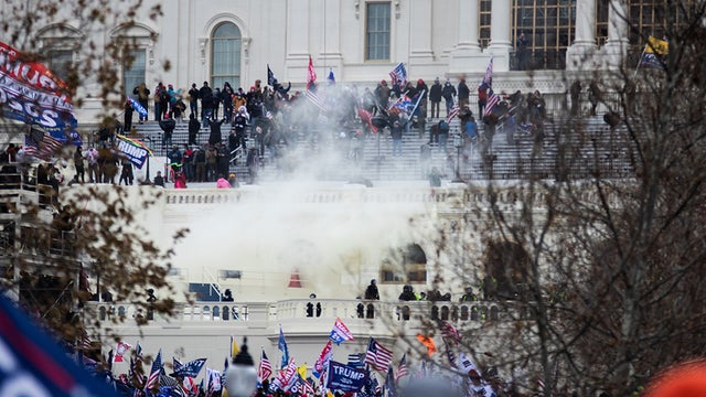 Hình ảnh “đáng xấu hổ” trước nhà Quốc hội Mỹ hôm 6/1 - Ảnh: The Hill/Getty Images