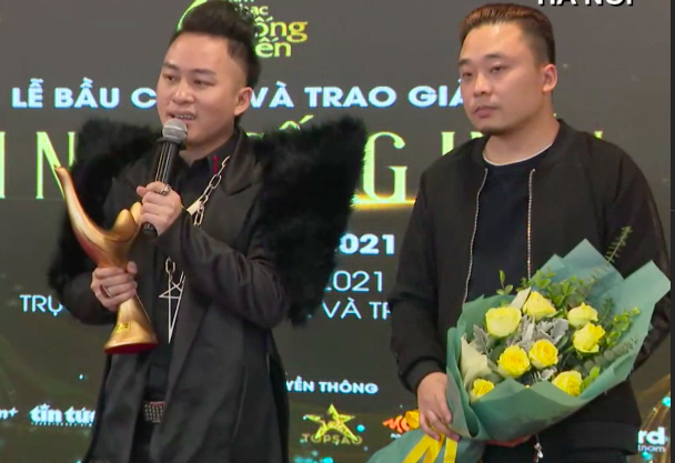 Ca sĩ Tùng Dương đại thắng tại giải thưởng Âm nhạc Cống hiến lần thứ 16.