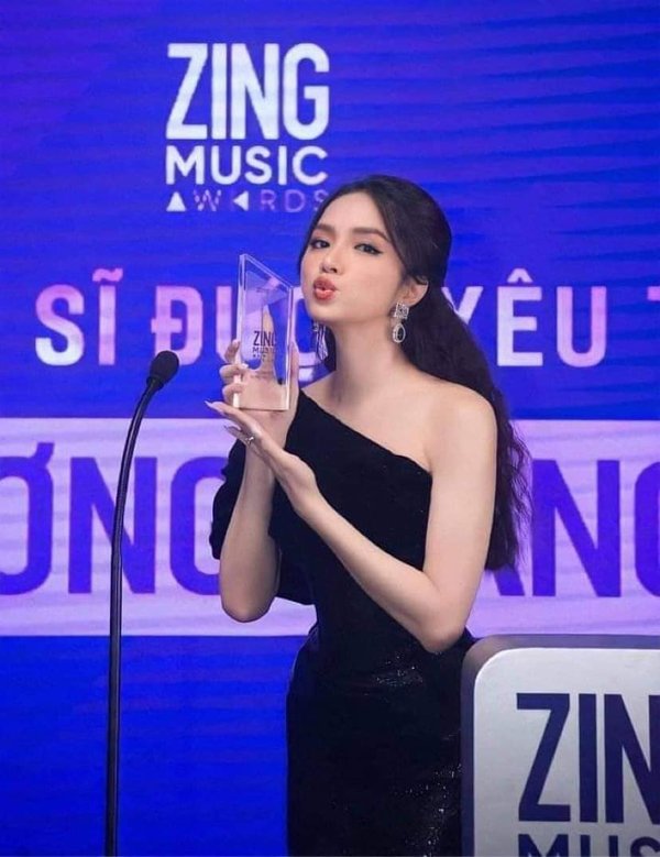 i Hương Giang giành chiến thắng ở hạng mục Nữ ca sĩ được yêu thích nhất