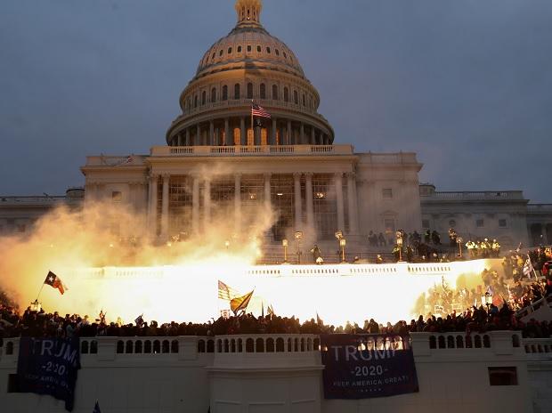 Điện Capitol rực sáng trong cuộc bạo loạn chưa từng có suốt hơn 200 năm