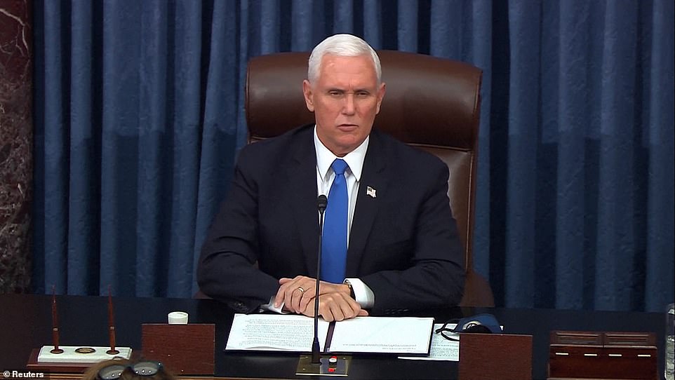 Phó tổng thống Mike Pence tiếp tục chủ trì cuộc bỏ phiếu tại Quốc hội sau khoảng thời gian gián đoạn vì bạo loạn