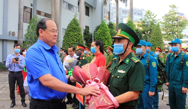 Chủ tịch UBND tỉnh An Giang Nguyễn Thanh Bình tặng hoa cho lực lượng tăng cường chốt chặn tuyến biên giới Tây Nam