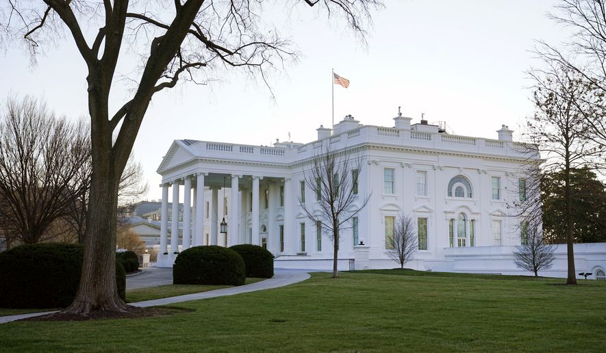 Ông Trump hủy chuyến đi nghỉ tại Trại David, “cố thủ” tại Nhà Trắng - Ảnh: AP