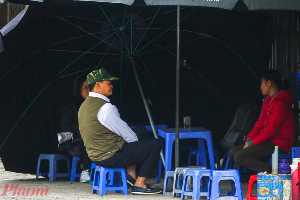 Nhờ những chiếc ô loại siêu to này, người ngồi uống nước cũng tránh được những cơn gió lạnh buốt của ngày hôm nay.