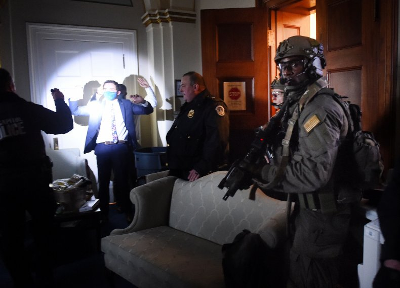 Cảnh sát Capitol kiểm tra tất cả mọi người có mặt trong phòng khi khống chế những kẻ bạo loạn ủng hộ Trump ở Washington D. C. - Ảnh: AFP/Getty Images