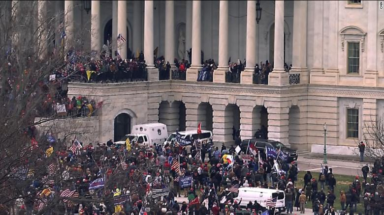 Đám đông những người ủng hộ Tổng thống Trump xông vào tòa nhà Capitol để phản đối kết quả bầu cử - Ảnh: CNN/Getty Images